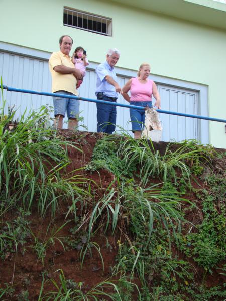 Presidente da Câmara verifica desgaste de muro em travessa da Vila Maria